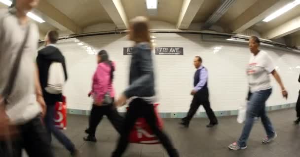 Nueva York City Mayo 2015 Gente Caminando Dentro Estación Metro — Vídeos de Stock