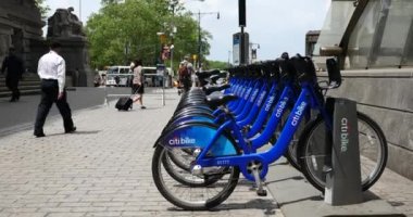 New York City - 12 Mayıs 2015: Manhattan Citi Bisiklet istasyonu. Nyc Bisiklet paylaşım sistemi Manhattan ve Brooklyn 27 Mayıs 2013 başladı.