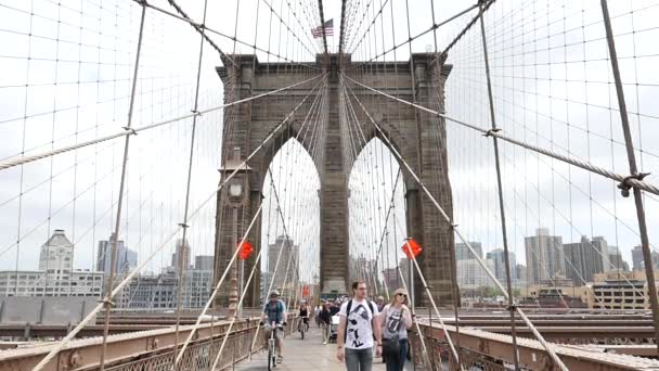 Nueva York Mayo 2015 Turistas Puente Brooklyn Durante Día Puente — Vídeos de Stock