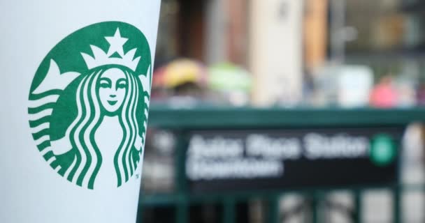 ロゴと背景に人々を動かすスターバックスコーヒーペーパーカップ — ストック動画