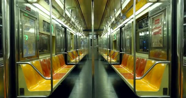 NEW YORK CITY - 26 GIUGNO: vagone della metropolitana vuoto — Video Stock