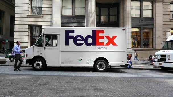 Нью Йорк Мая 2015 Года Фургон Fedex Припаркован Улице Fedex — стоковое видео