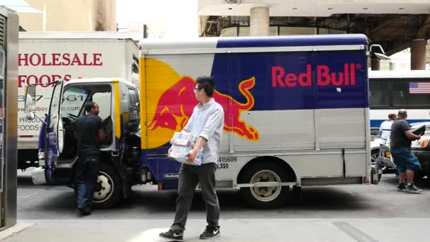 Red Bull minibüsü New York 'ta caddeye park etmiş. — Stok video