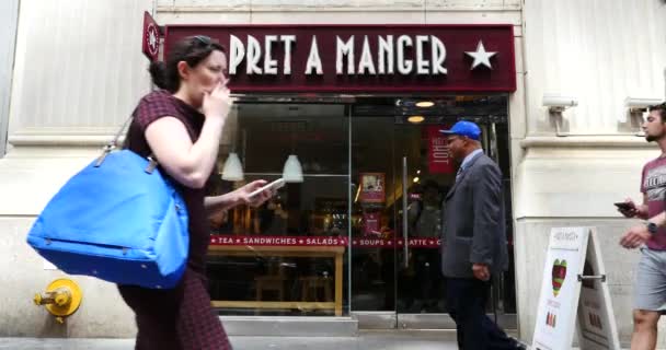 New York Circa 2015 Pret Mangerレストランの前の人々 Pret Mangerはイギリスのサンドイッチ小売チェーンで 1984年にジェフリー ハイマンによってロンドンに1号店がオープンしました — ストック動画