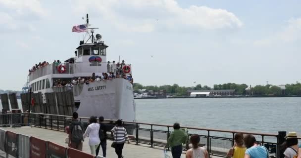 Nueva York City Mayo 2015 Personas Entrando Ferry Que Conecta — Vídeos de Stock