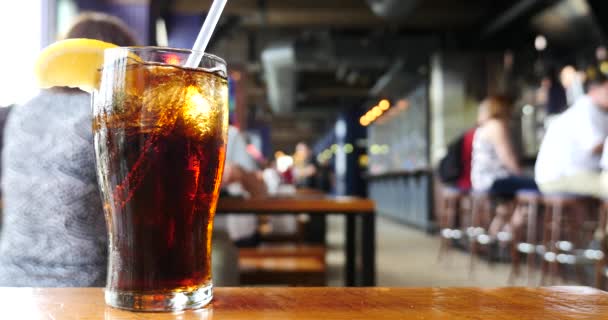 Vaso Cóctel Con Burbujas Móviles Rodaja Limón Paja Cafetería — Vídeos de Stock