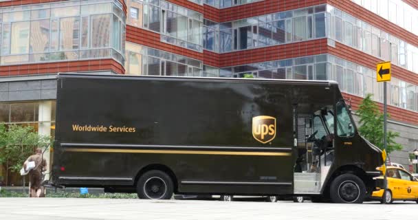 New York City Mai 2015 Ups Van Geparkt Einer Straße — Stockvideo