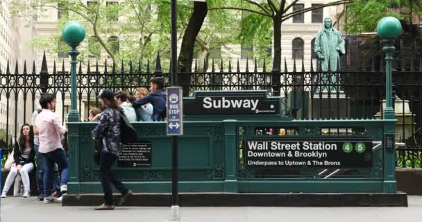 2015年5月12日 人们在墙上的圣地铁前大街上散步 纽约市地铁是世界上最古老 最广泛的公共运输系统之一 拥有468个车站 — 图库视频影像