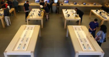 NEW YORK CITY - 23 Haziran: New York 'taki Apple Store. Haziran 2012 itibarıyla, Apple 'ın dünya çapında 363 mağazası ve 2011 yılında dünya genelinde 16 milyar ABD Doları' na mal satışı bulunmaktadır.