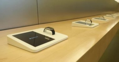 NEW YORK CITY - 23 Haziran: New York 'taki Apple Store. Haziran 2012 itibarıyla, Apple 'ın dünya çapında 363 mağazası ve 2011 yılında dünya genelinde 16 milyar ABD Doları' na mal satışı bulunmaktadır.