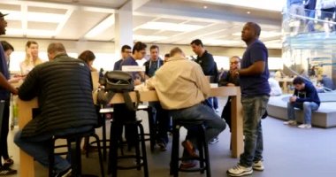 NEW YORK CITY - 23 Haziran: New York 'taki Apple Store. Haziran 2012 itibarıyla, Apple 'ın dünya çapında 363 mağazası ve 2011 yılında dünya genelinde 16 milyar ABD Doları' na mal satışı bulunmaktadır.