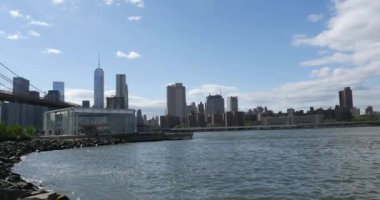 Dumbo parkında, arka planda Manhattan Köprüsü'nde gezinti. New York Şehri.
