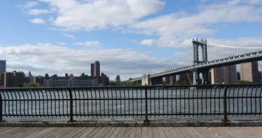 Dumbo parkında, arka planda Manhattan Köprüsü'nde gezinti. New York Şehri.