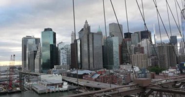 Brooklyn Köprüsü manzarası ve arka planda Manhattan silüeti.