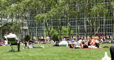 New York City - 14 Mayıs 2015: Turist ve New Yorklu güneşli bir günde Bryant Park'ta öğle yemeği zevk. Bryant Park Manhattan'da bulunan bir 9.603 dönümlük (38,860 m2) özel olarak yönetilen kamu parkıdır. 