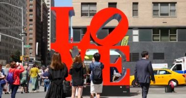 New York City - 14 Mayıs 2015: İnsanların önünde aşk heykel. Aşk bir heykel Amerikalı şarkıcı Robert Indiana.. 