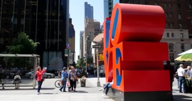 New York City - 14 Mayıs 2015: İnsanların önünde aşk heykel. Aşk bir heykel Amerikalı şarkıcı Robert Indiana.. 