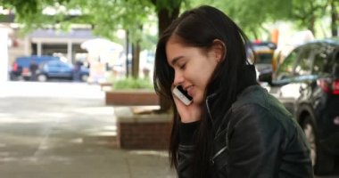 New York City - 14 Mayıs 2015: İnsanların önünde aşk heykel. Aşk bir heykel Amerikalı şarkıcı Robert Indiana.. 