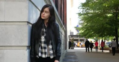 New York City - 14 Mayıs 2015: İnsanların önünde aşk heykel. Aşk bir heykel Amerikalı şarkıcı Robert Indiana.. 