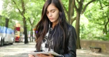 New York City - 14 Mayıs 2015: İnsanların önünde aşk heykel. Aşk bir heykel Amerikalı şarkıcı Robert Indiana.. 