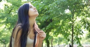 New York City - 14 Mayıs 2015: İnsanların önünde aşk heykel. Aşk bir heykel Amerikalı şarkıcı Robert Indiana.. 