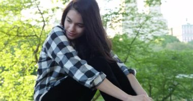 New York City - 14 Mayıs 2015: İnsanların önünde aşk heykel. Aşk bir heykel Amerikalı şarkıcı Robert Indiana.. 