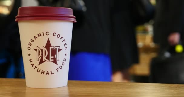 2015年5月13日 咖啡杯关闭在一个 Pret 的马槽餐厅 Pret 经理是英国三明治零售连锁店 说明性社论 — 图库视频影像