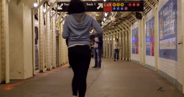 New York City - 26 juni: Lege metro wagen — Stockvideo