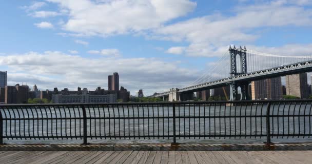 Promenade Auf Dumbo Park Mit Manhattan Brücke Hintergrund New York — Stockvideo