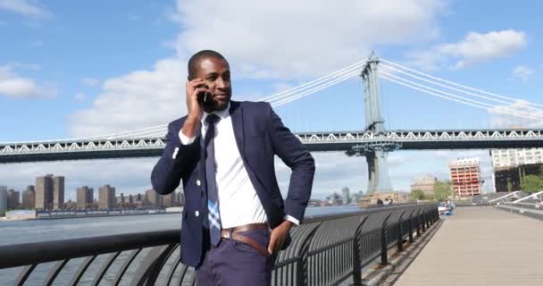 Mladý Sebevědomý Obchodník Obleku Mluvit Smartphone Zatímco Stojí Nábřeží Pozadí — Stock video