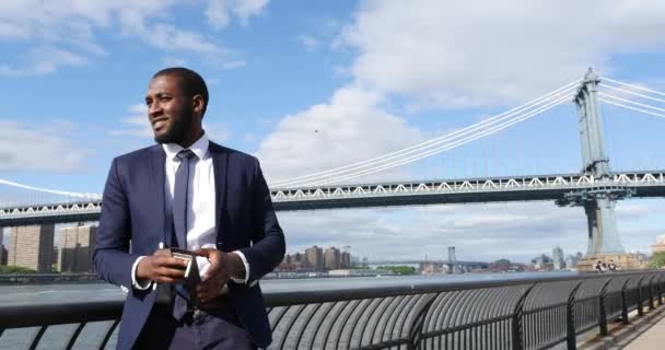 Νεαρός Επιχειρηματίας Αυτοπεποίθηση Κοστούμι Χρησιμοποιώντας Smartphone Ενώ Ποζάρει Στην Αποβάθρα — Αρχείο Βίντεο