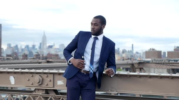 Joven Hombre Negocios Traje Posando Brooklyn Bridge Nueva York — Vídeo de stock