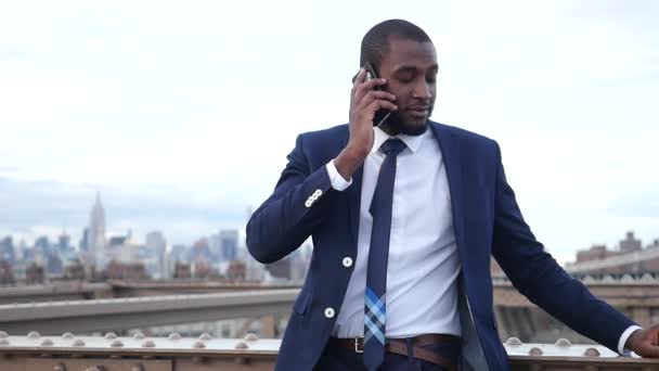 Young Businessman Suit Talking Smartphone Brooklyn Bridge New York City — ストック動画