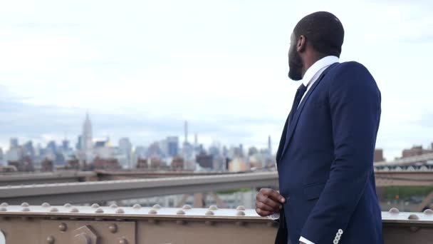 Joven Hombre Negocios Traje Posando Brooklyn Bridge Nueva York — Vídeos de Stock