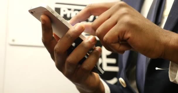 Gros Plan Jeune Homme Utilisant Téléphone Intelligent Dans Métro New — Video