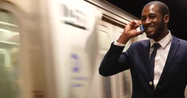 Takım Elbiseli Genç Işadamı Metroda Poz Verirken Akıllı Telefon Kullanıyor — Stok video
