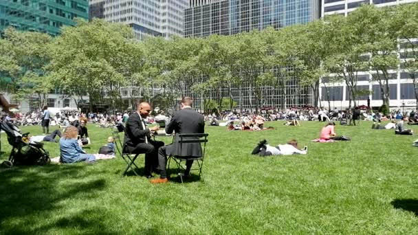 Nova Cidade Iorque Maio 2015 Turistas Nova Iorquinos Desfrutam Hora — Vídeo de Stock