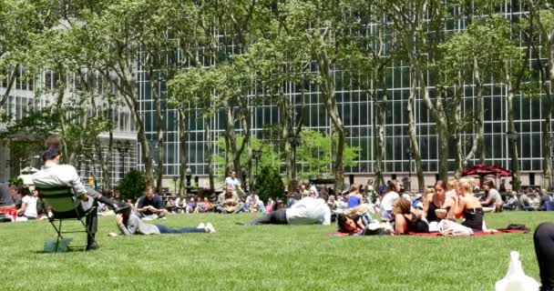 ニューヨーク シティ 2015 観光と晴れた日でブライアント公園でランチタイムを楽しむニューヨーカー ブライアント パークはマンハッタンに位置する 603 エーカー 860 私立公園です — ストック動画