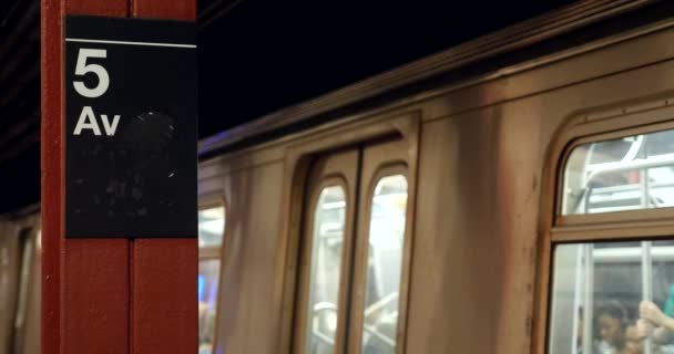 New York City - 26 juni: Lege metro wagen — Stockvideo