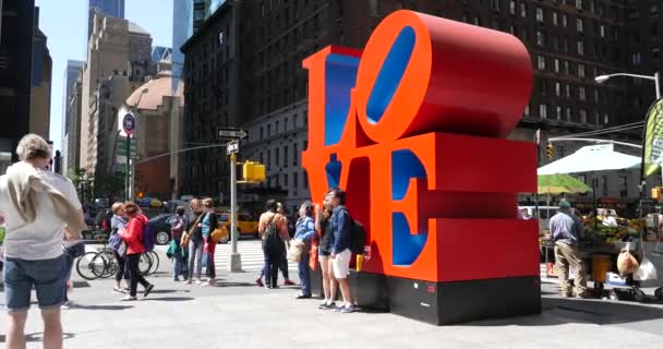 New York City Maggio 2015 Persone Davanti Alla Scultura Love — Video Stock