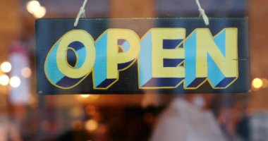 Açık vintage ahşap tabela mağaza pencere camı. Filtre uygulanmış görüntü.