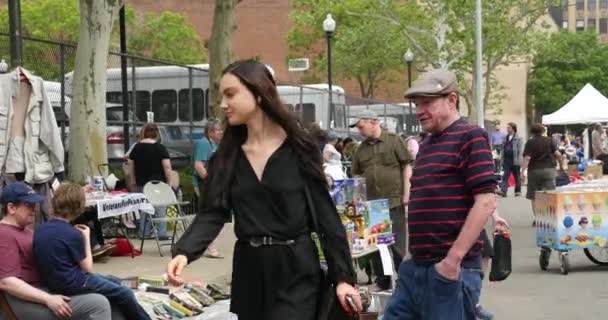 纽约市 2015年5月16日 街上的跳蚤市场 跳蚤市场 或交换会 是一种向那些想出售或易货商品和二手商品的人租用空间的集市 — 图库视频影像