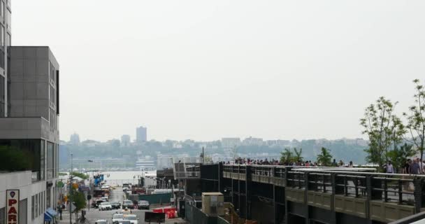 纽约市 2015年5月16日 人们在高线公园放松 高线是一个公园建在一条历史性的货运铁路线上 在西边的街道上高高举起 — 图库视频影像