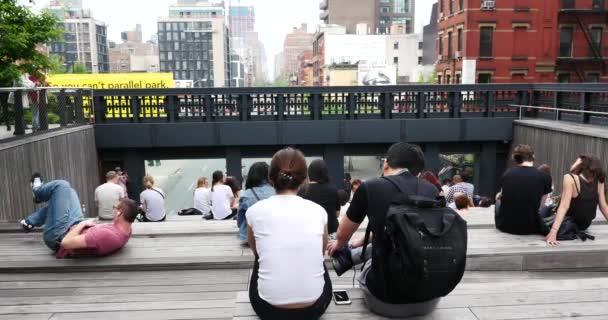 Nova Cidade Iorque Maio 2015 Pessoas Relaxando High Line Park — Vídeo de Stock