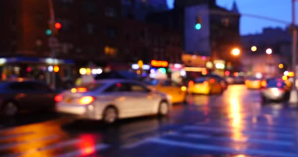 雨の中 夕暮れ時にぼやけた車でマンハッタンのミッドタウンの街の景色 ニューヨーク市 専用の映像だ ラッシュライフスタイルのコンセプト — ストック動画