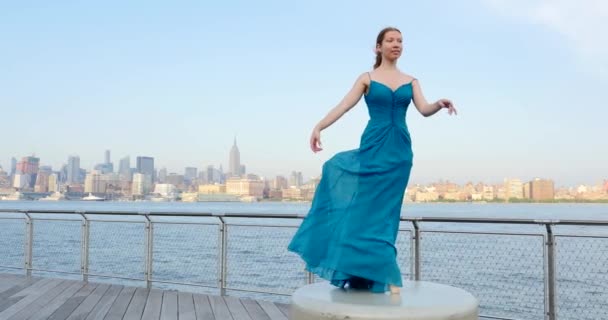 Joven Hermosa Bailarina Bailando Largo Del Paseo Marítimo Nueva Jersey — Vídeo de stock