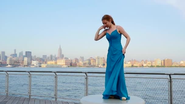 ニューヨークのスカイラインを背景に ニュージャージーのウォーターフロントに沿って踊る若い美しいバレリーナ — ストック動画