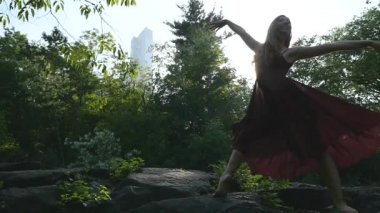 New York Central Park 'ta dans eden genç ve güzel bir balerin.