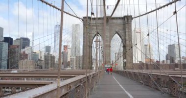 New York - 10 Mayıs 2015: Brooklyn Köprüsü'nde gündüz yürüyen turistler, Amerika Birleşik Devletleri.