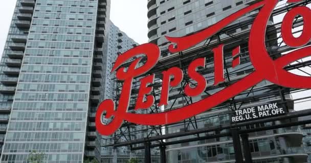New York City Května 2015 Pepsi Cola Znamení Gantry Plaza — Stock video
